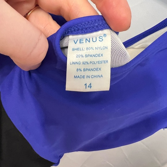 Venus size 14 swimsuit with tummy control - Picture 3 of 4